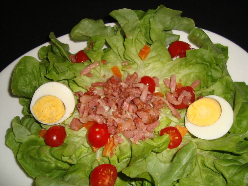 Salade composée aux tomates cerises, mimolette et lardons