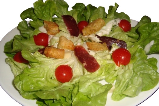 Salade composée, magret de canard, comté, tomates cerises et croûtons