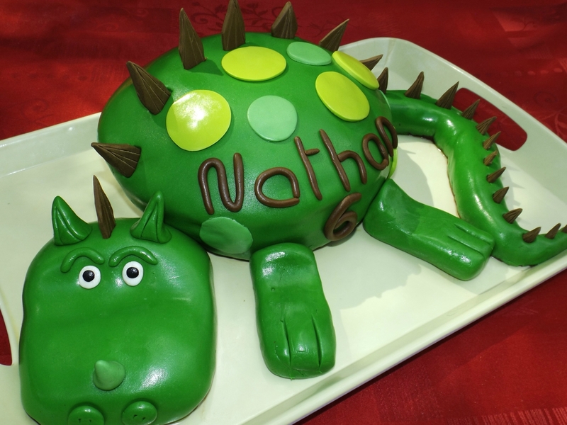 Gâteau Dinosaure pour les 6 ans de Nathan ( pâte à sucre ) – ça ne sent