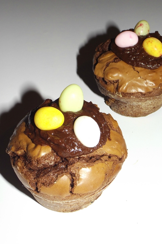 Mini-brownies au chocolat cœur praliné de Pâques