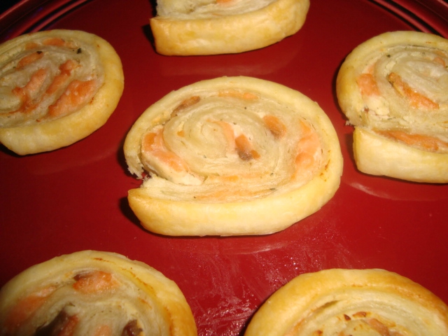 Roulé feuilleté apéritif au fromage ail et fines herbes et au saumon fumé