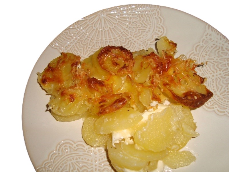Gratin de pommes de terre au safran et mascarpone servi dans une assiette élégante.