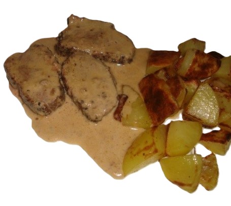 Magret de canard tranché nappé d’une sauce au poivre noir de Sarawak, servi avec des pommes de terre sautées.