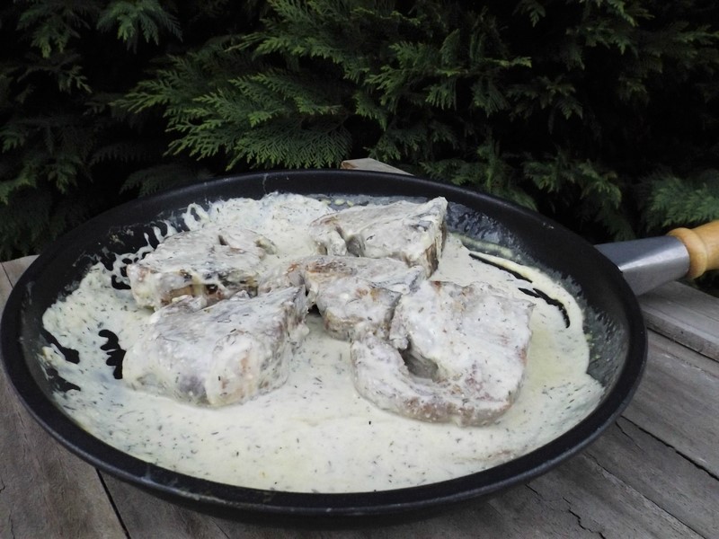 Côtes d&rsquo;agneau, sauce à l&rsquo;ail et au thym