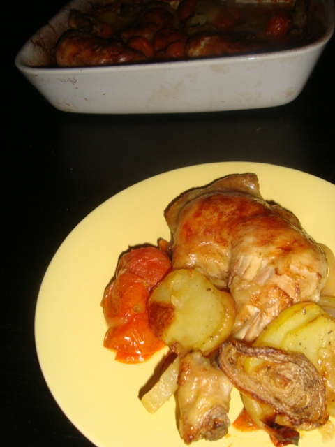 Cuisses de poulet, pommes de terre et tomates cerises