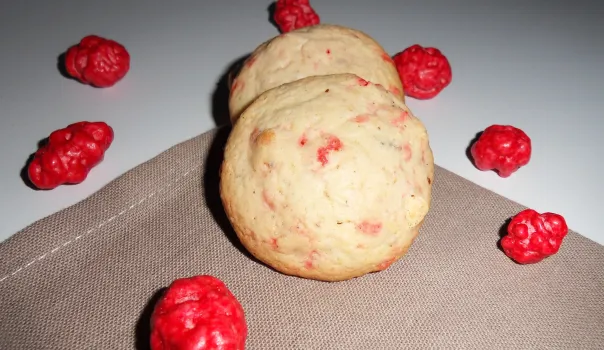 Cookies au chocolat blanc et aux pralines roses