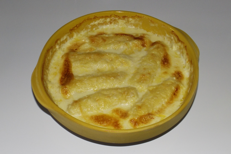 Gratin de quenelles à la crème et à la sauce hollandaise