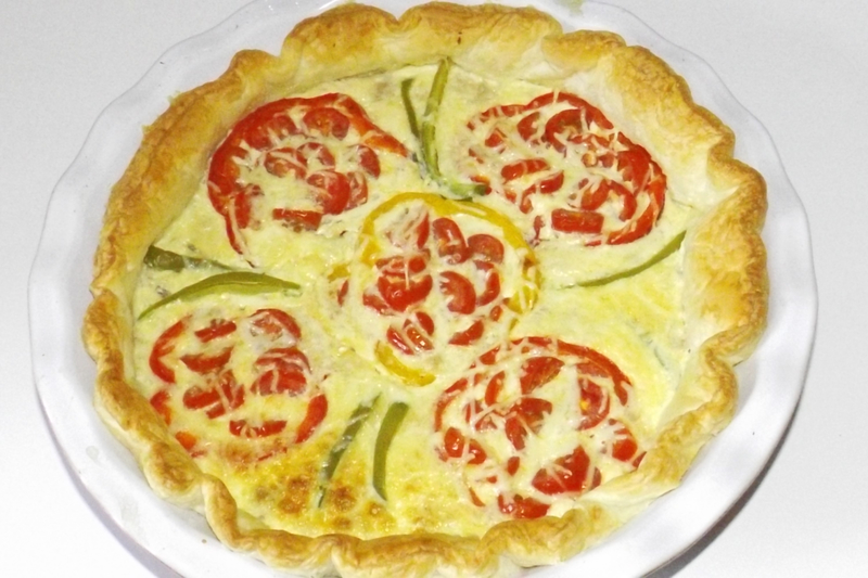 Tarte aux poivrons, aux tomates cerise et au thon