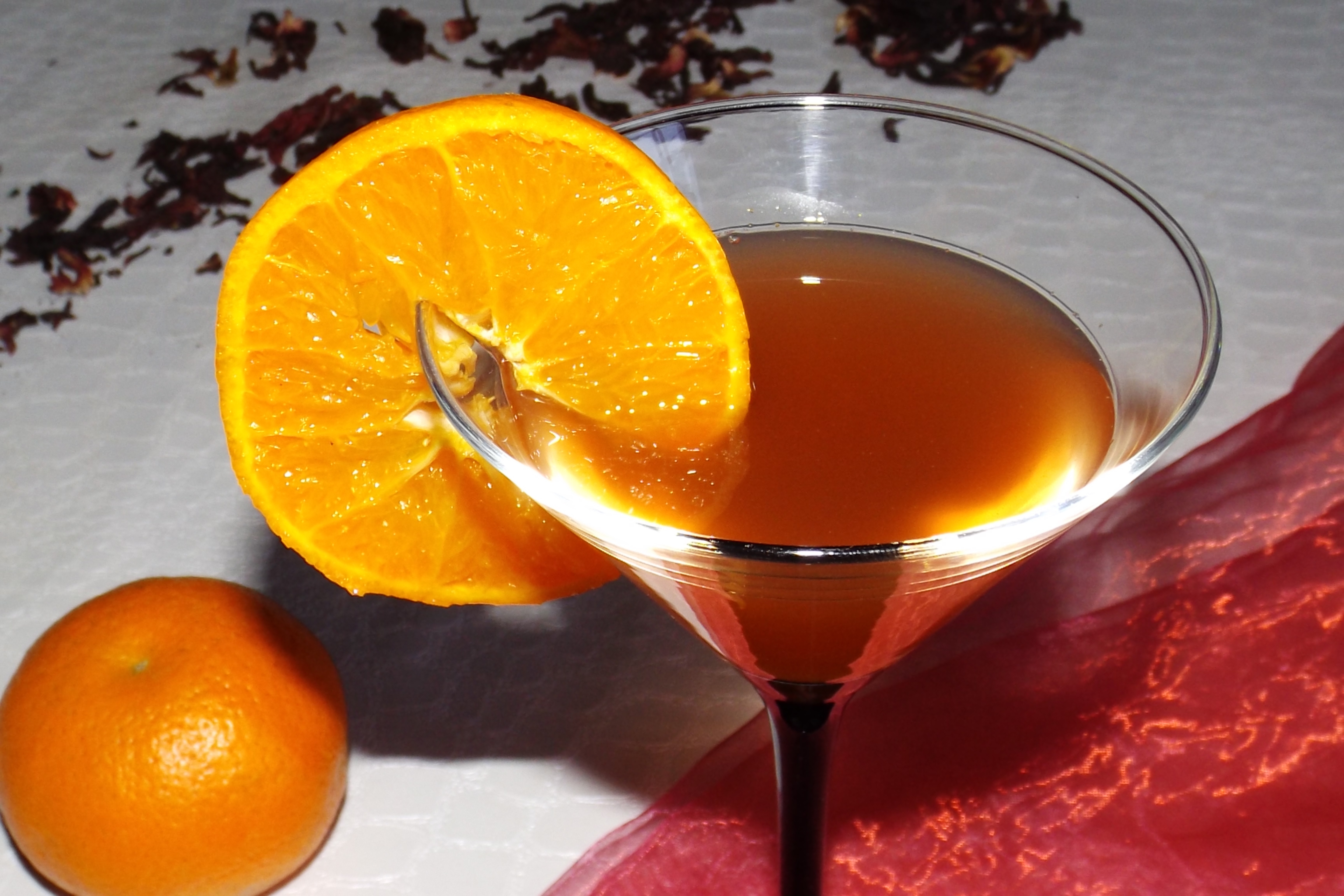 Thé froid aux agrumes et aux fleurs d&rsquo;hibiscus