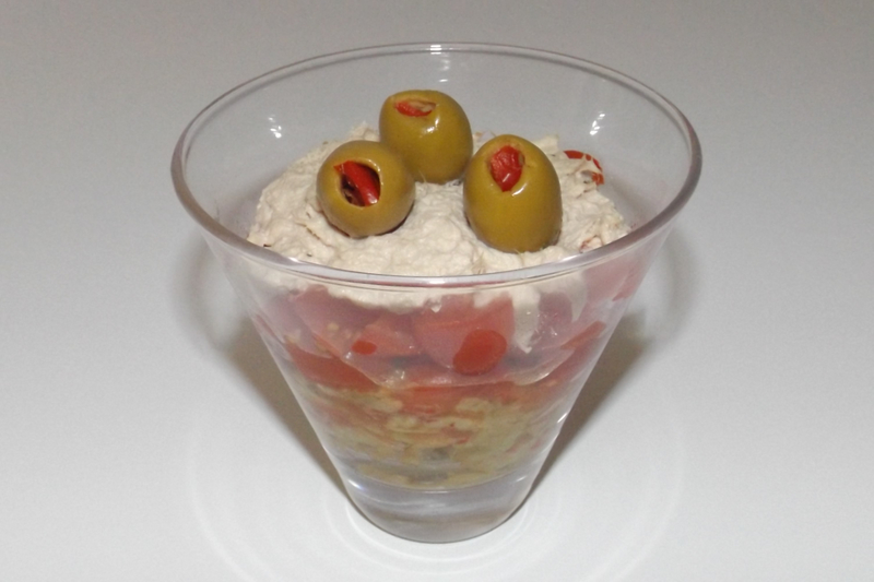 Verrines de tapenade d&rsquo;avocat, tomates cerise et rillettes de thon