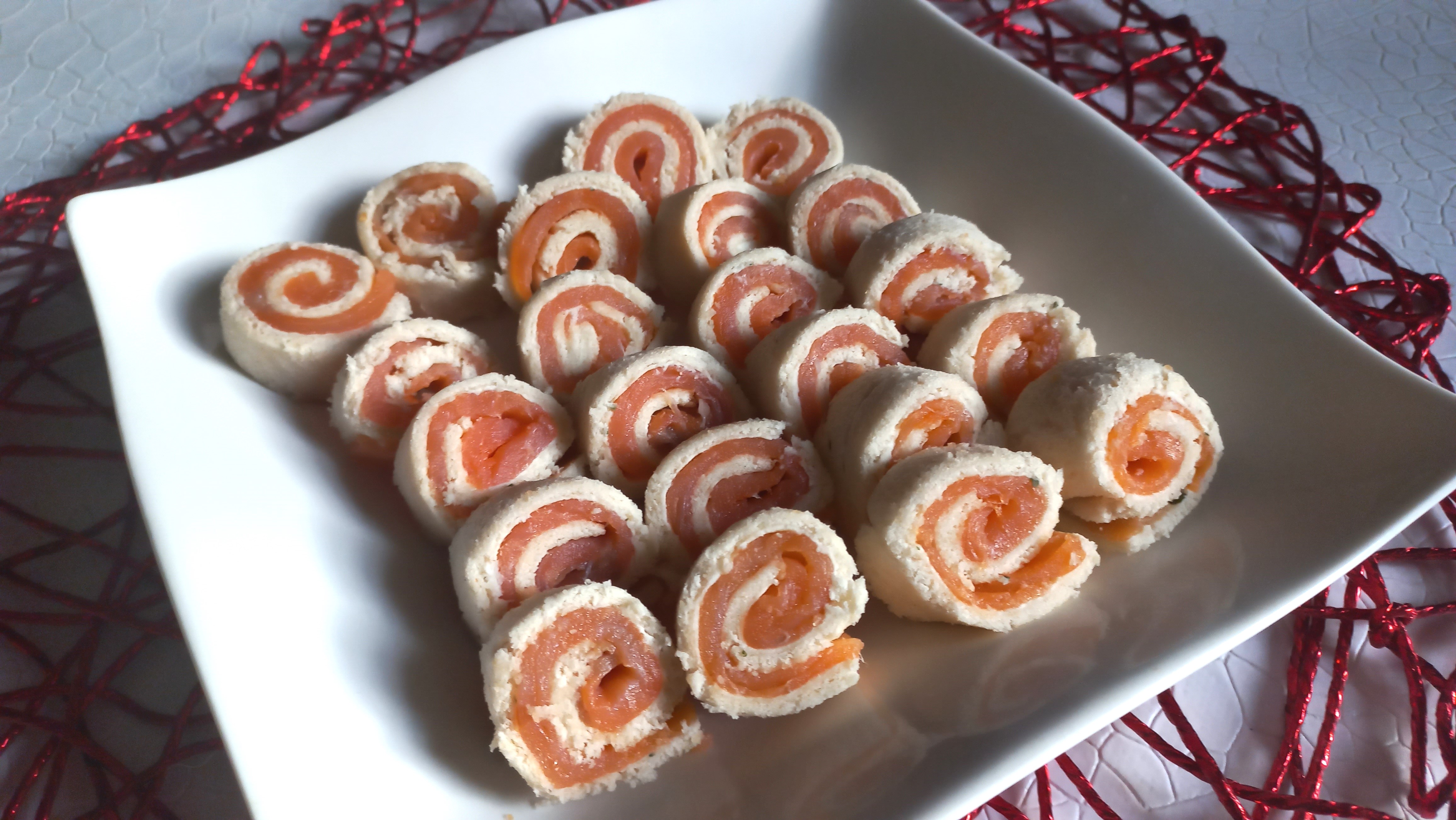 Makis de pain de mie au saumon fumé