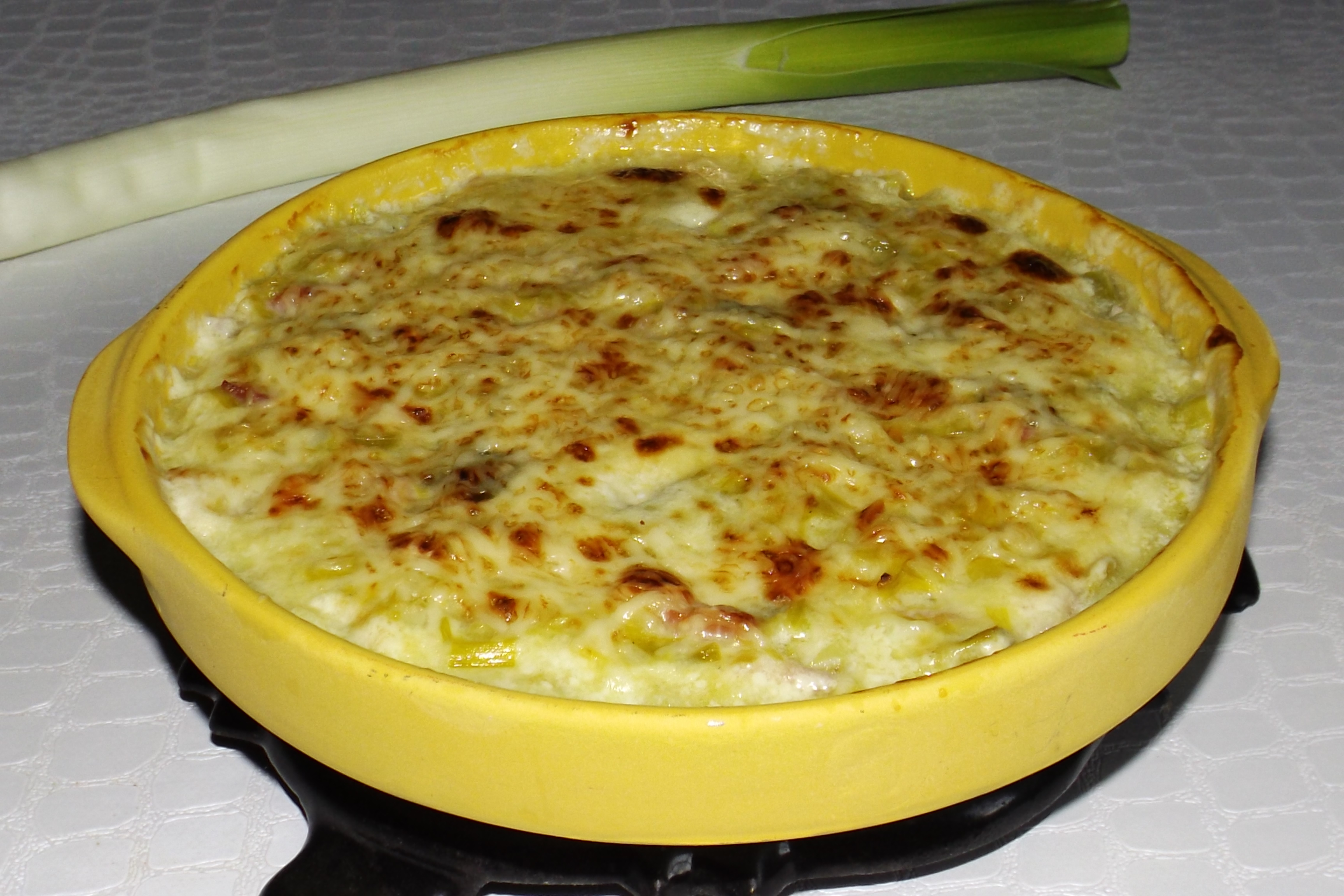 Gratin de poireaux aux lardons et roquefort (recette facile et onctueuse)