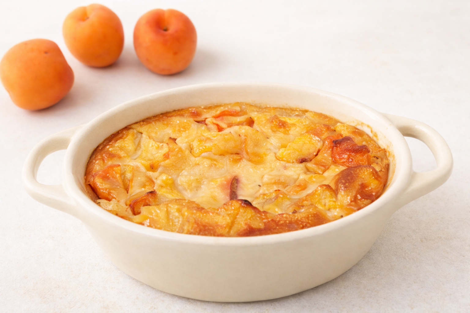 Clafoutis pêche abricot au lait d&rsquo;amande : dessert fruité et léger