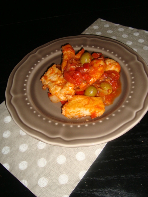 Escalopes de poulet à la tomate, aux olives et aux anchois