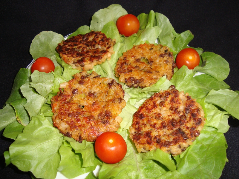 Galettes végétarienne de céréales et de lentilles à la courgette et à la tomate