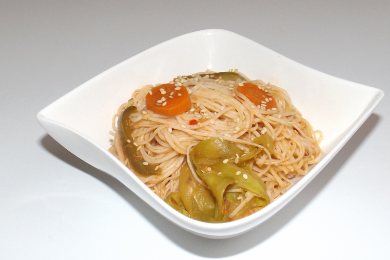 Nouilles chinoises sautées aux légumes (carottes, courgette et poivron)