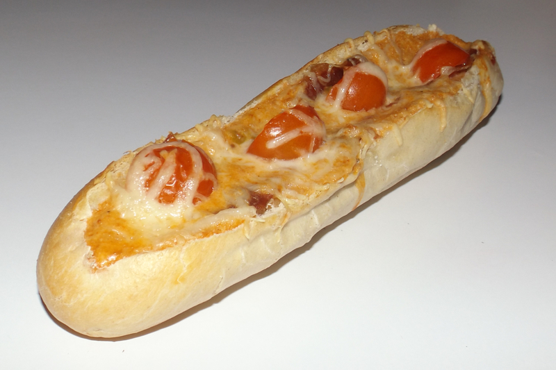 Pain farci au jambon fumé, à la cancoillotte et aux tomates