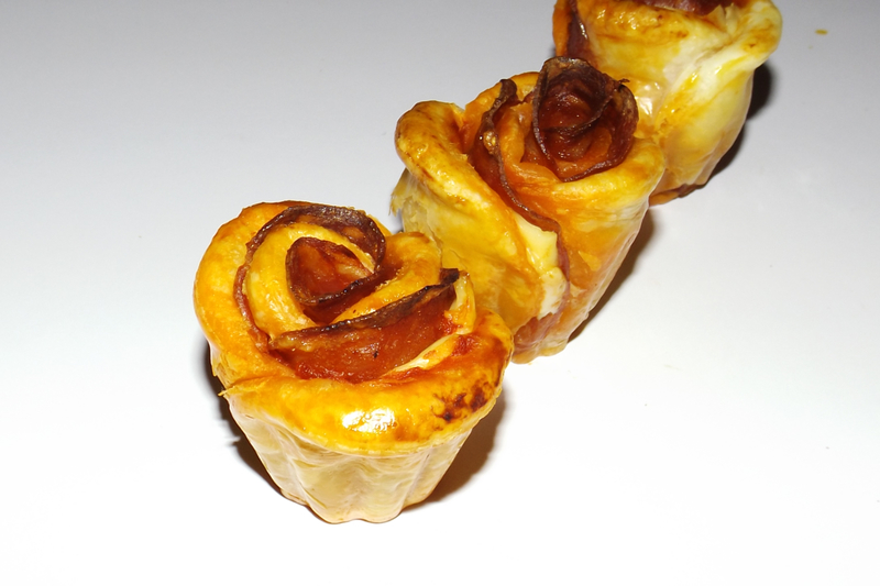 Rosaces feuilletées au chorizo et à la tomate