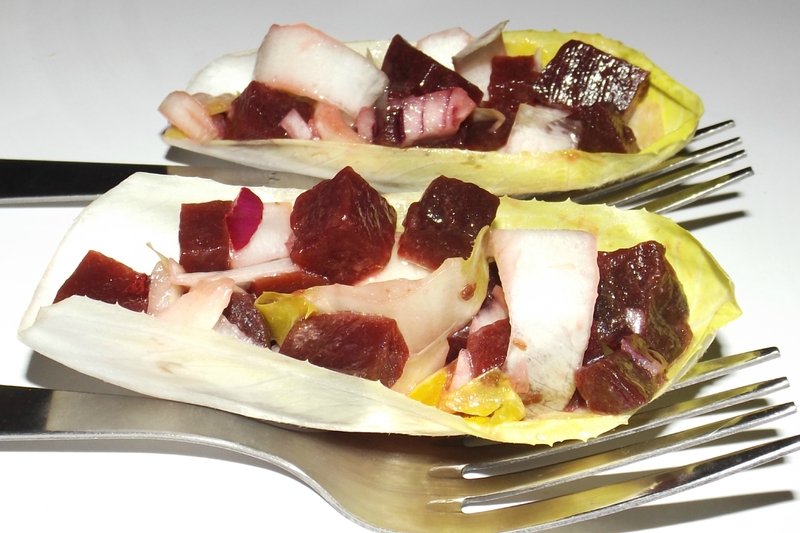 Feuilles d’endive garnies d’une salade de betterave, posées sur des fourchettes