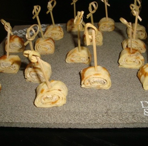Mini-crêpes roulées au fromage frais et à la tapenade