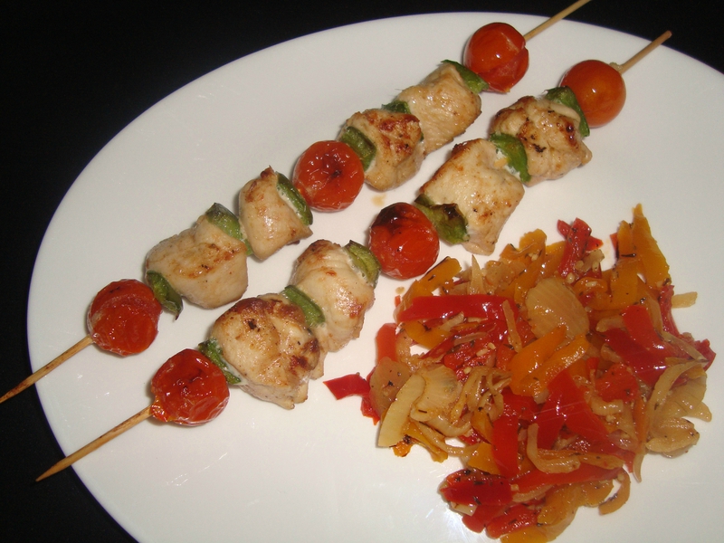 Brochettes de poulet tandoori aux tomates cerises et au poivron vert