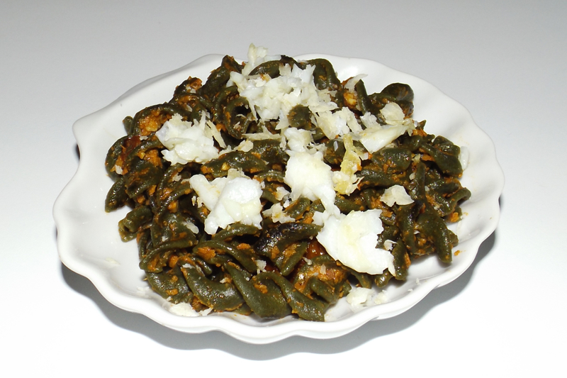 Fusili à la spiruline, pesto Rosso et cabillaud