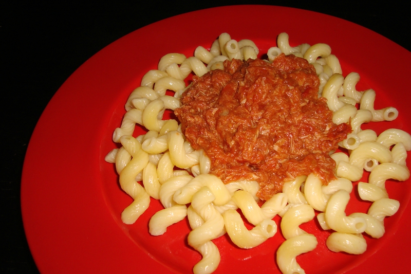 Pâtes au thon, curry et tomates