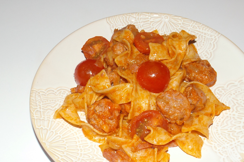 Saucisses et tagliatelles à la sauce tomate