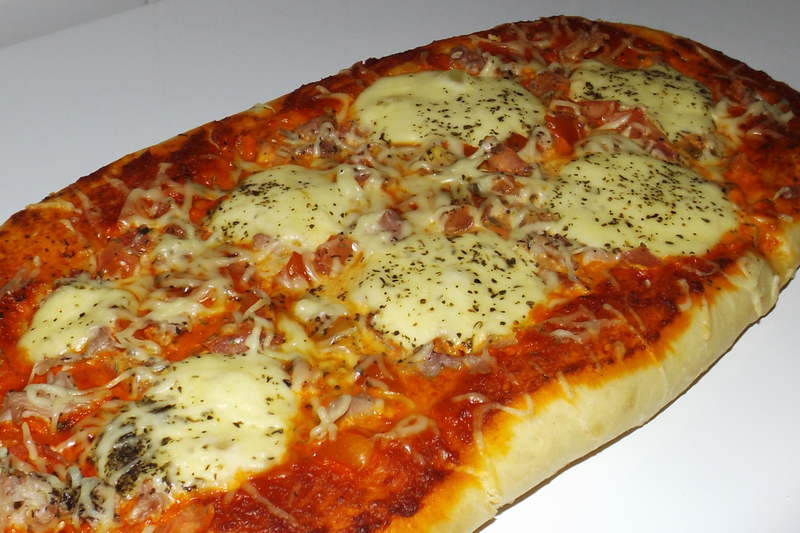 Pizza au pesto rosso, jambon cru et mozzarella – Recette Facile