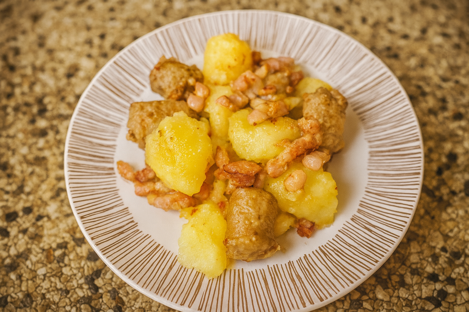 Poêlée campagnarde aux pommes de terre et saucisses : recette rapide