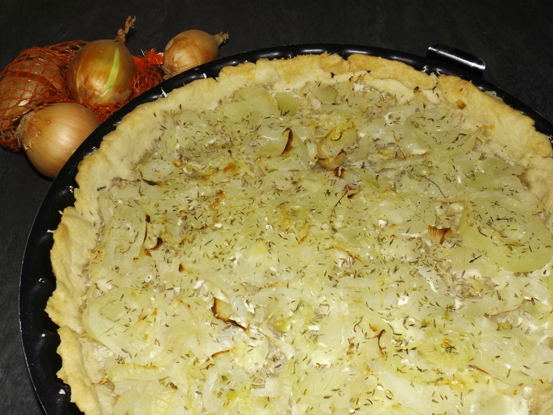 Tarte aux oignons et au fromage à l&rsquo;ail et aux fines herbes