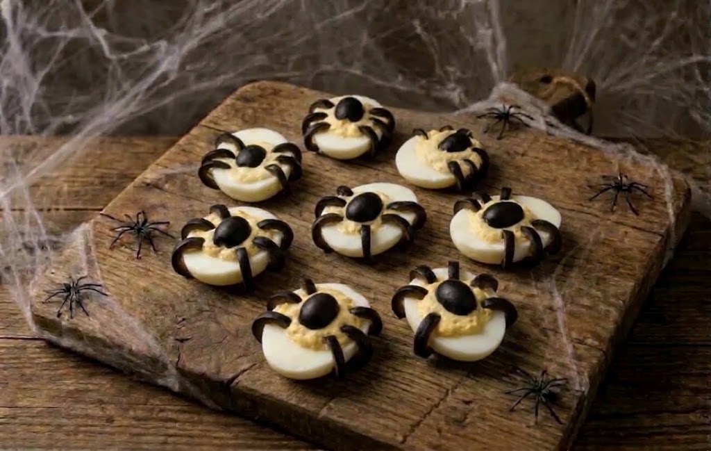 Œufs mimosa d&rsquo;Halloween aux araignées