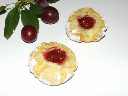 Nid d&rsquo;amaretti aux noisettes aux prunes