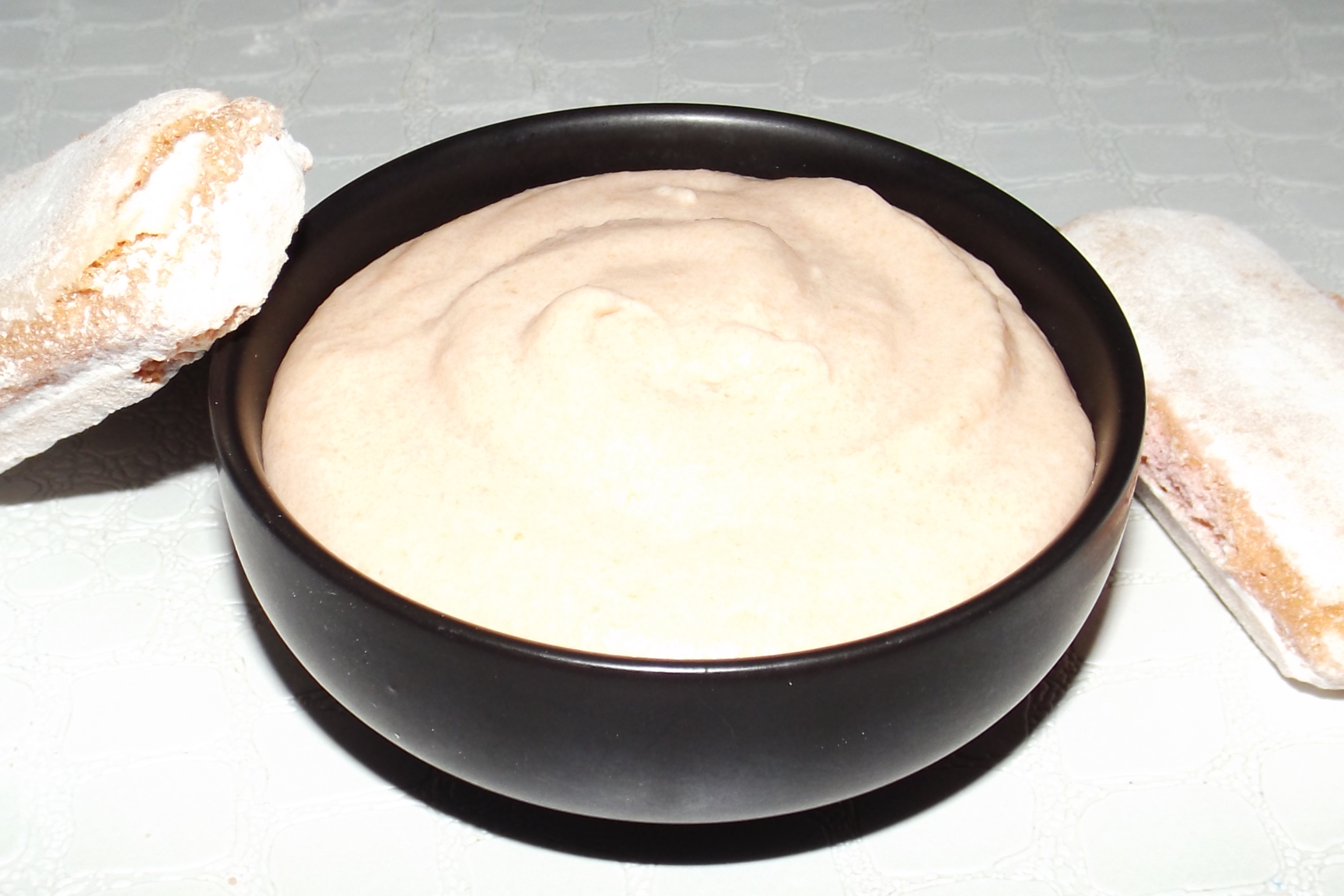Pâte à tartiner au chocolat blanc et aux biscuits roses de Reims
