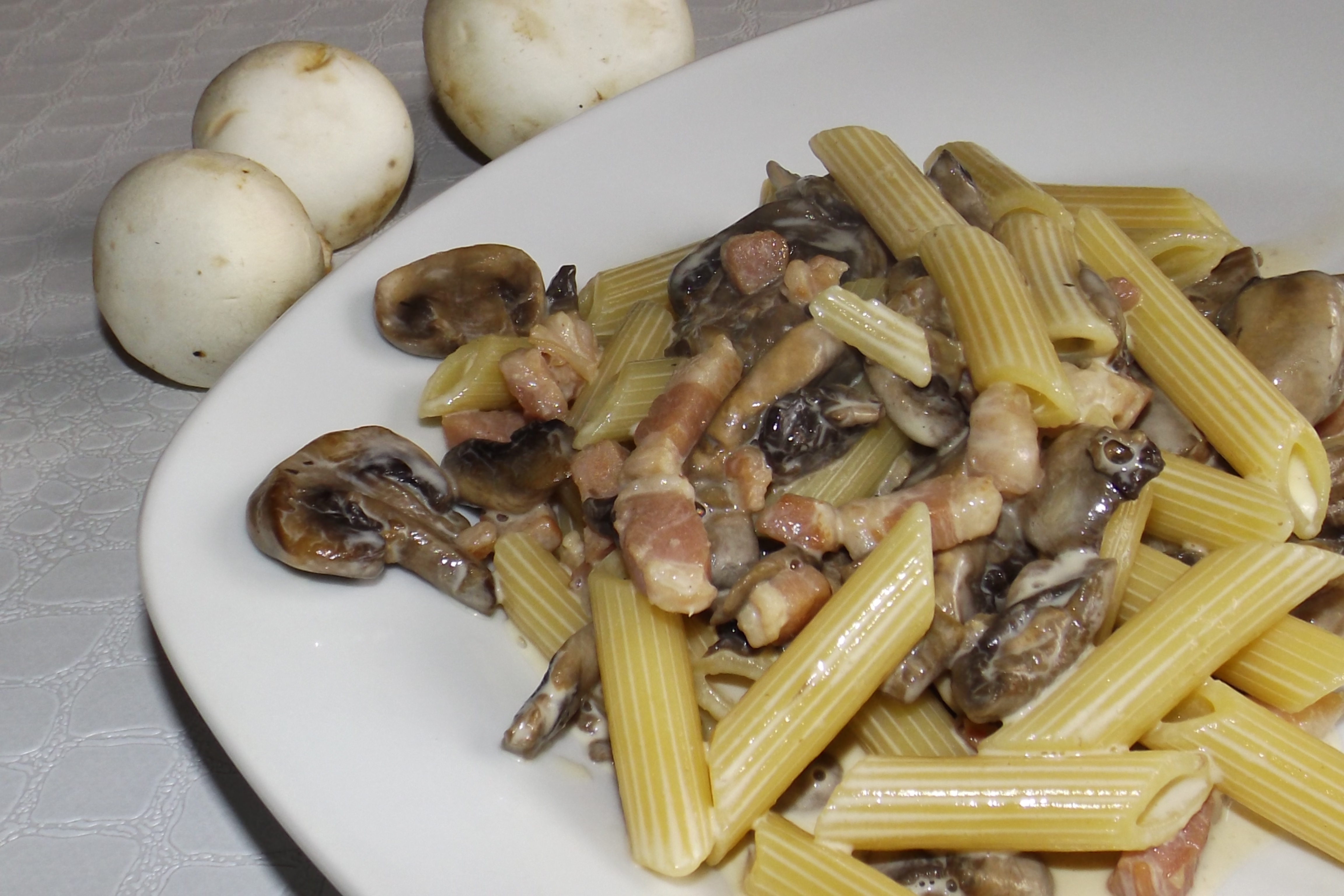 Pennes Carbonara aux champignons : Recette facile et crémeuse