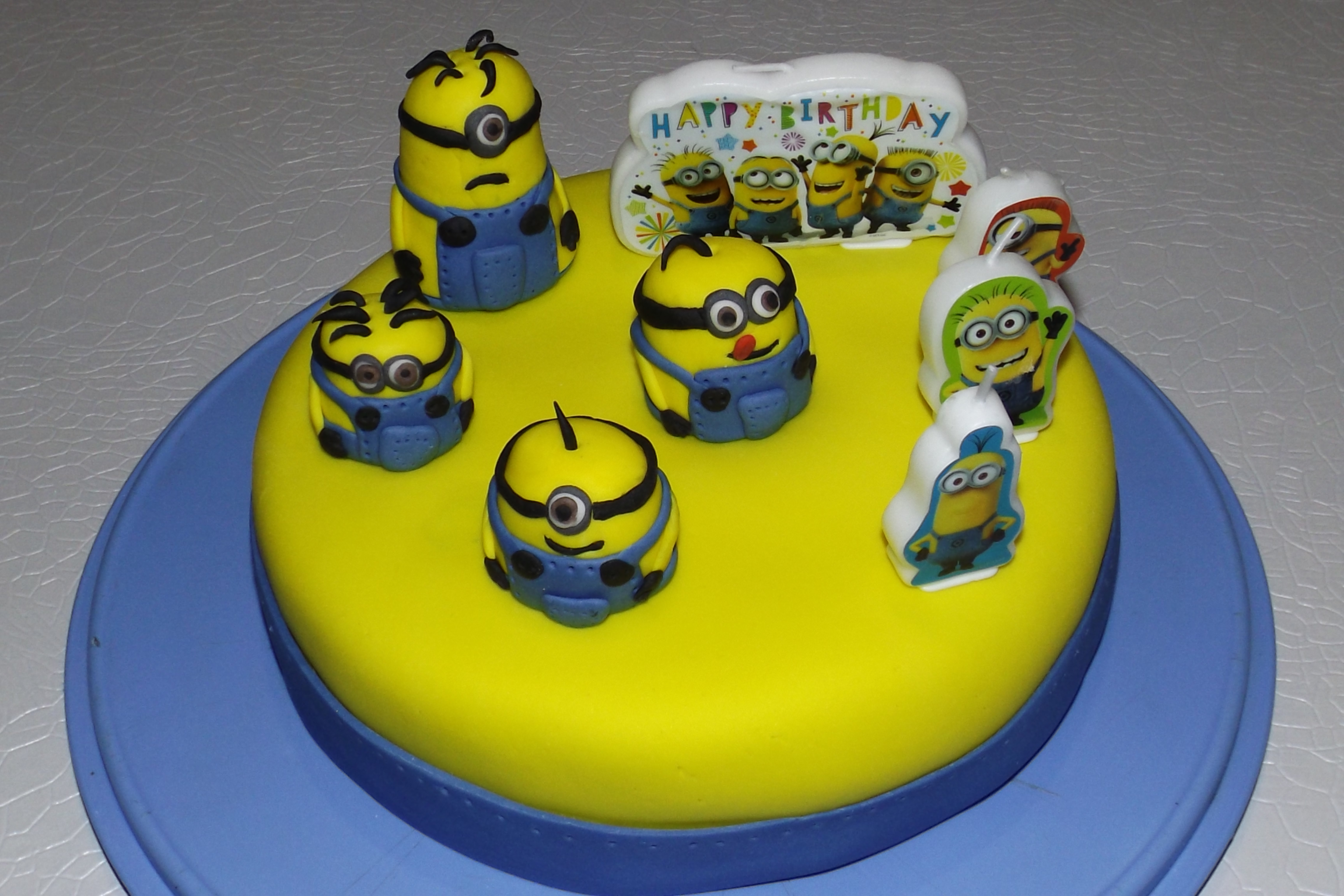 Gâteau Minion en pâte à sucre (6 ans de Célia)