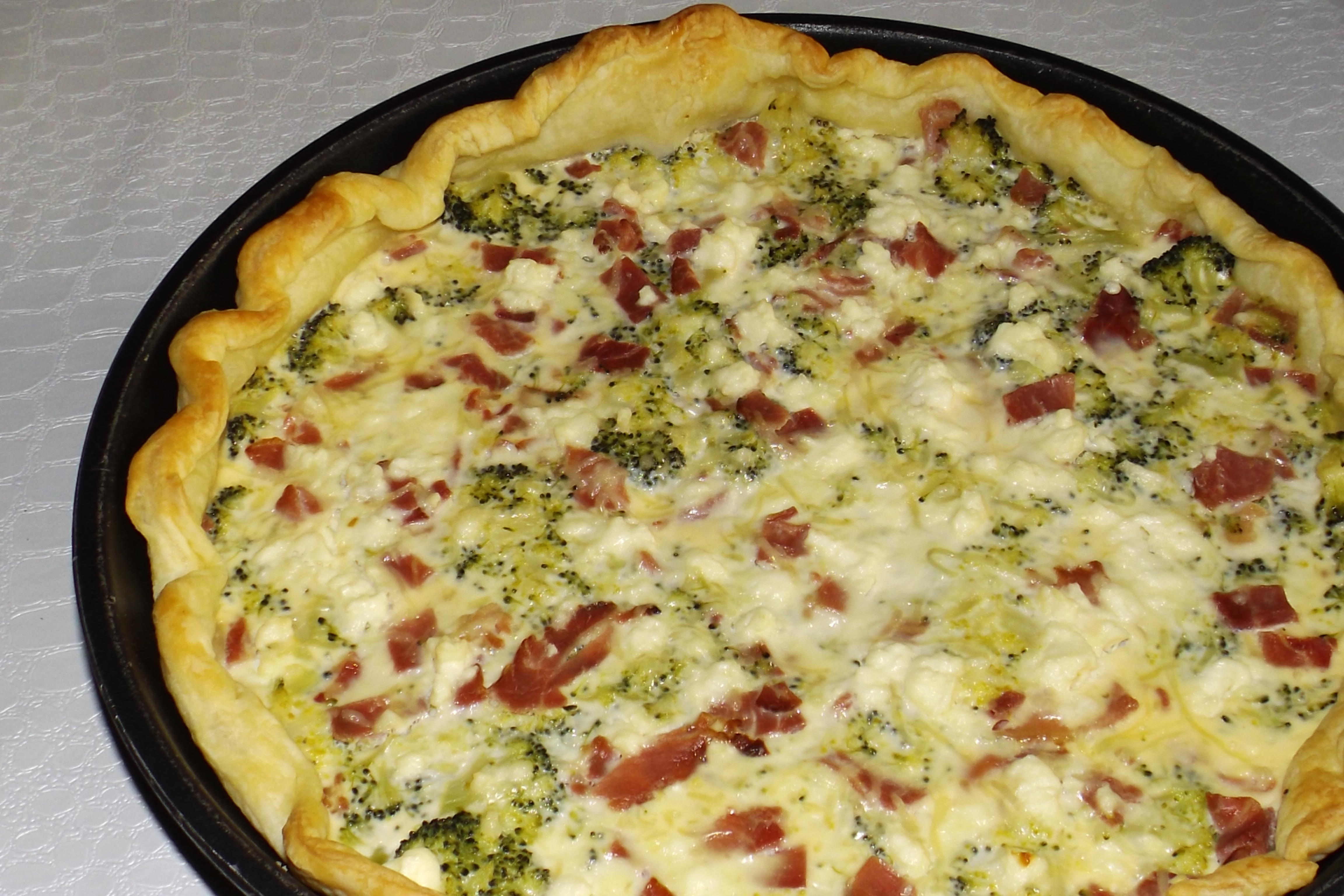 Tarte aux brocolis, jambon cru et feta