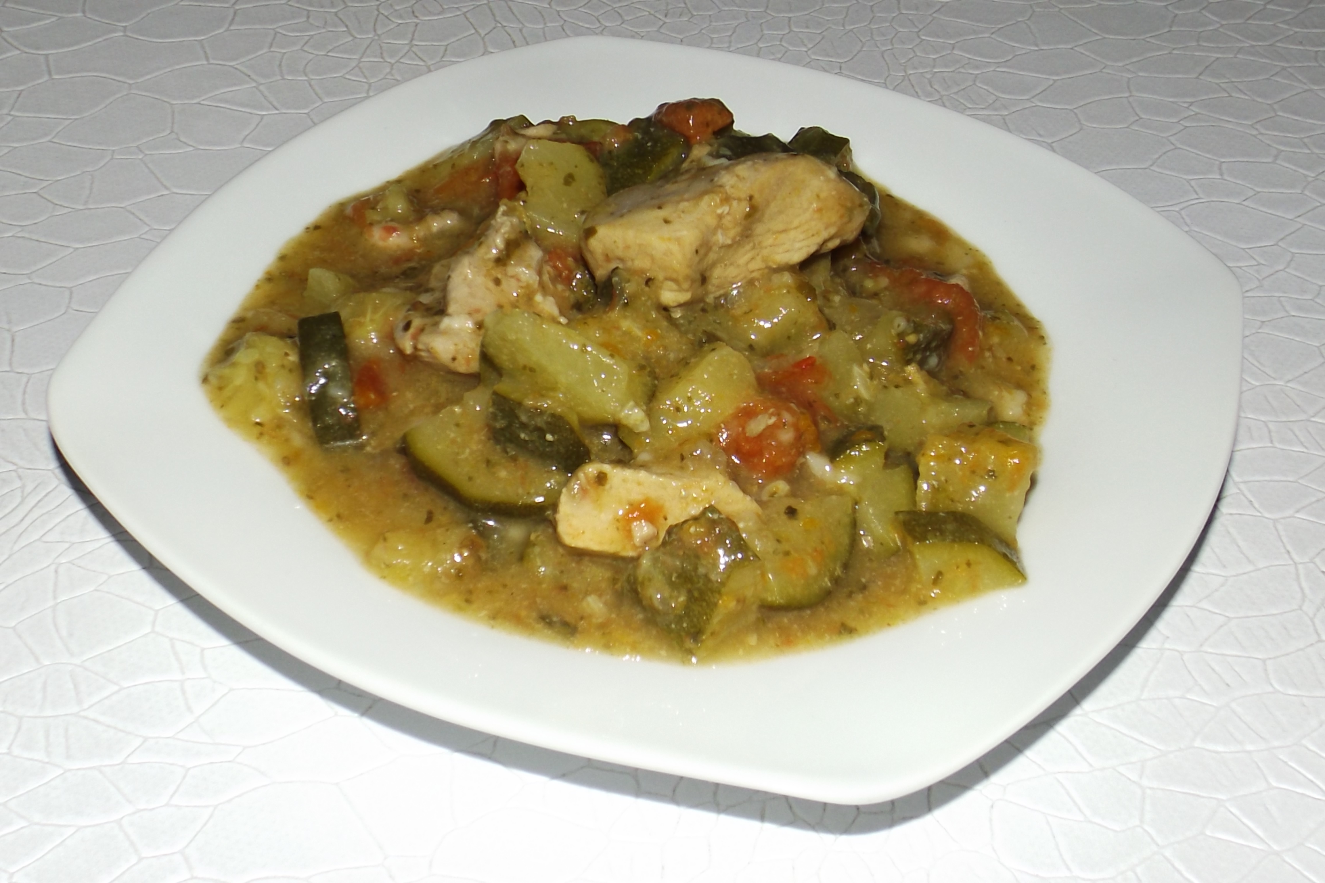 Sauté de dinde aux courgettes, tomates cerises et pesto