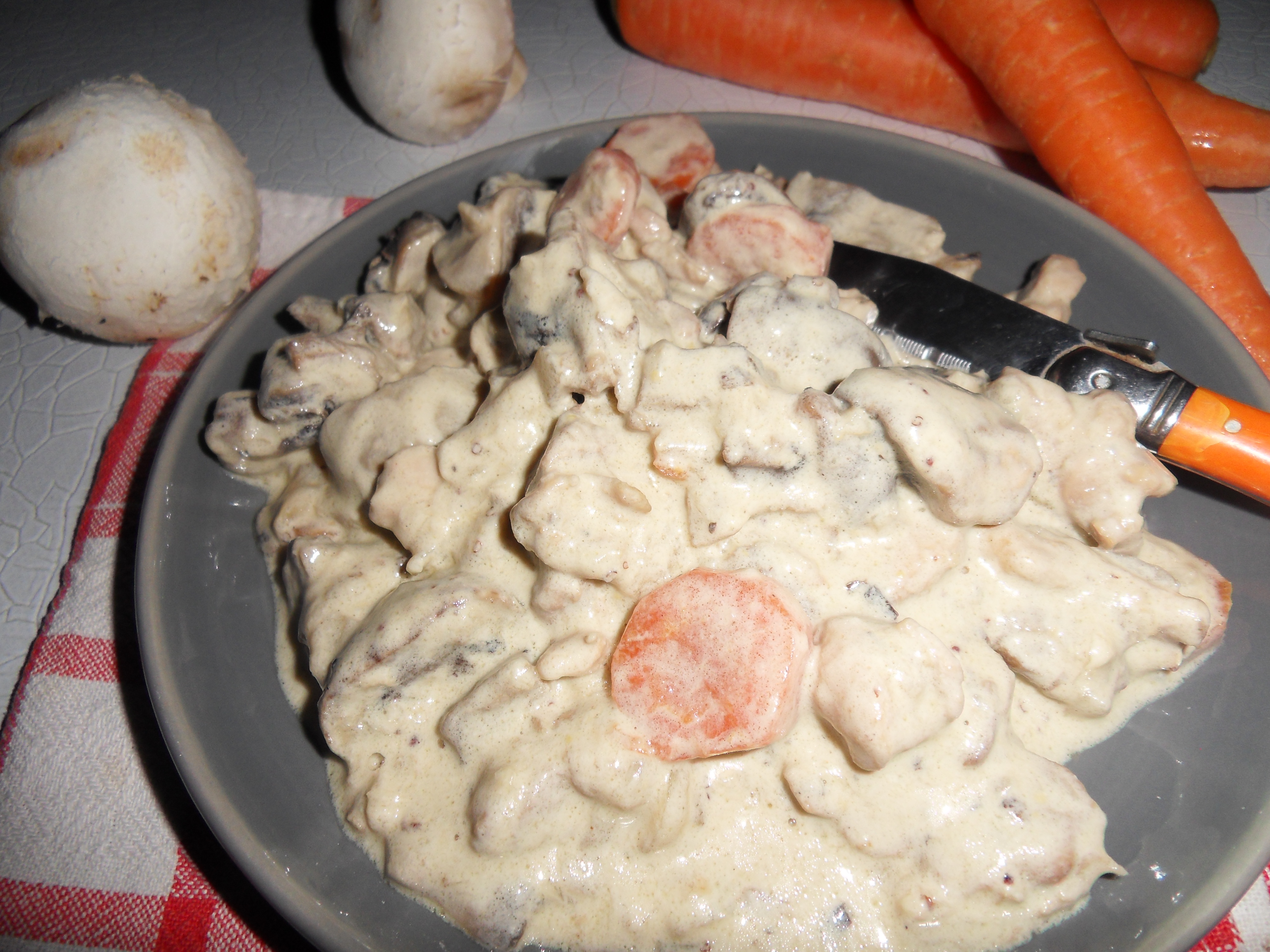 Ragoût de poulet à la crème, moutarde et champignons