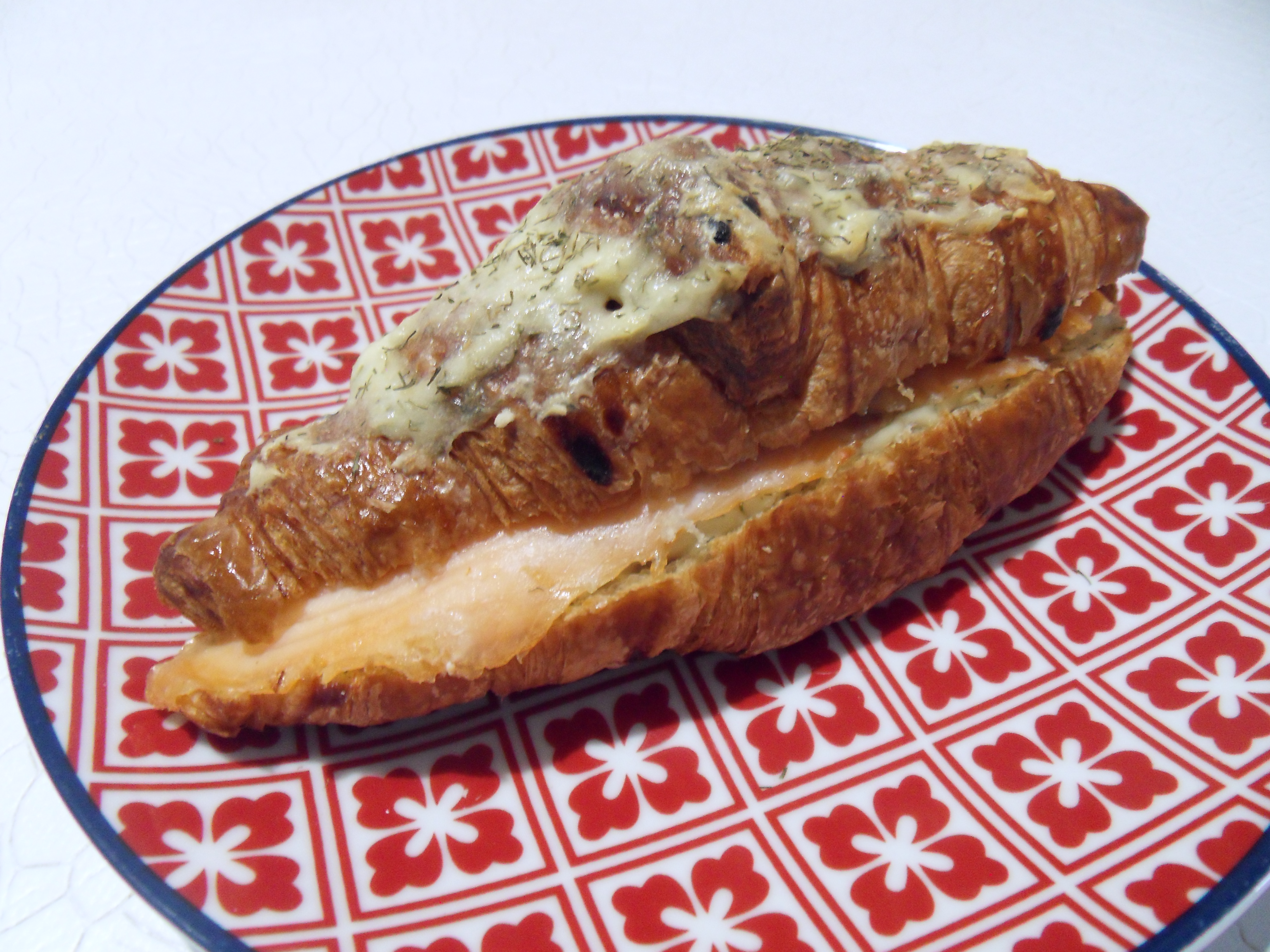 Croissant au saumon fumé et à la béchamel