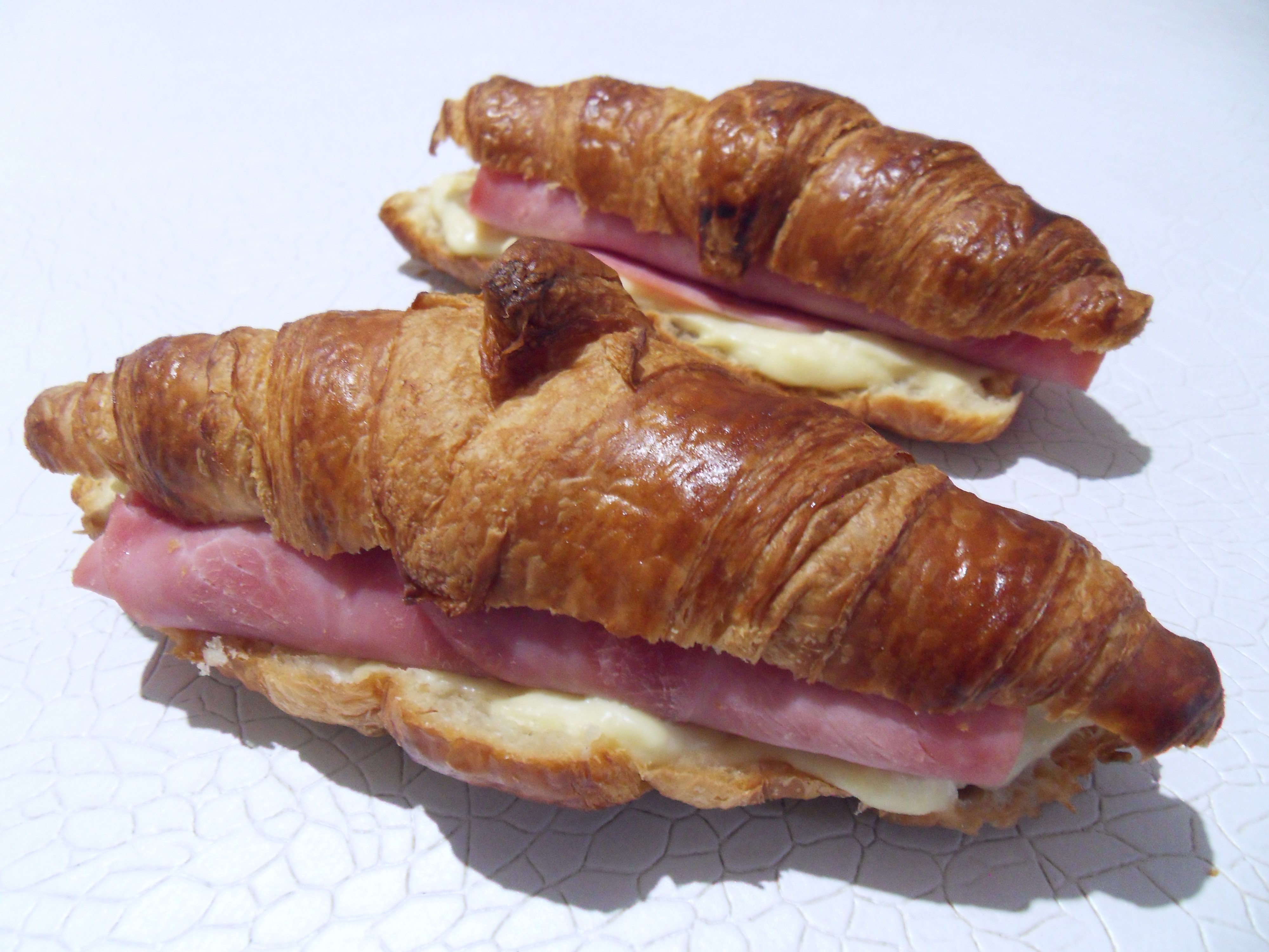 Croissant au jambon et à la béchamel