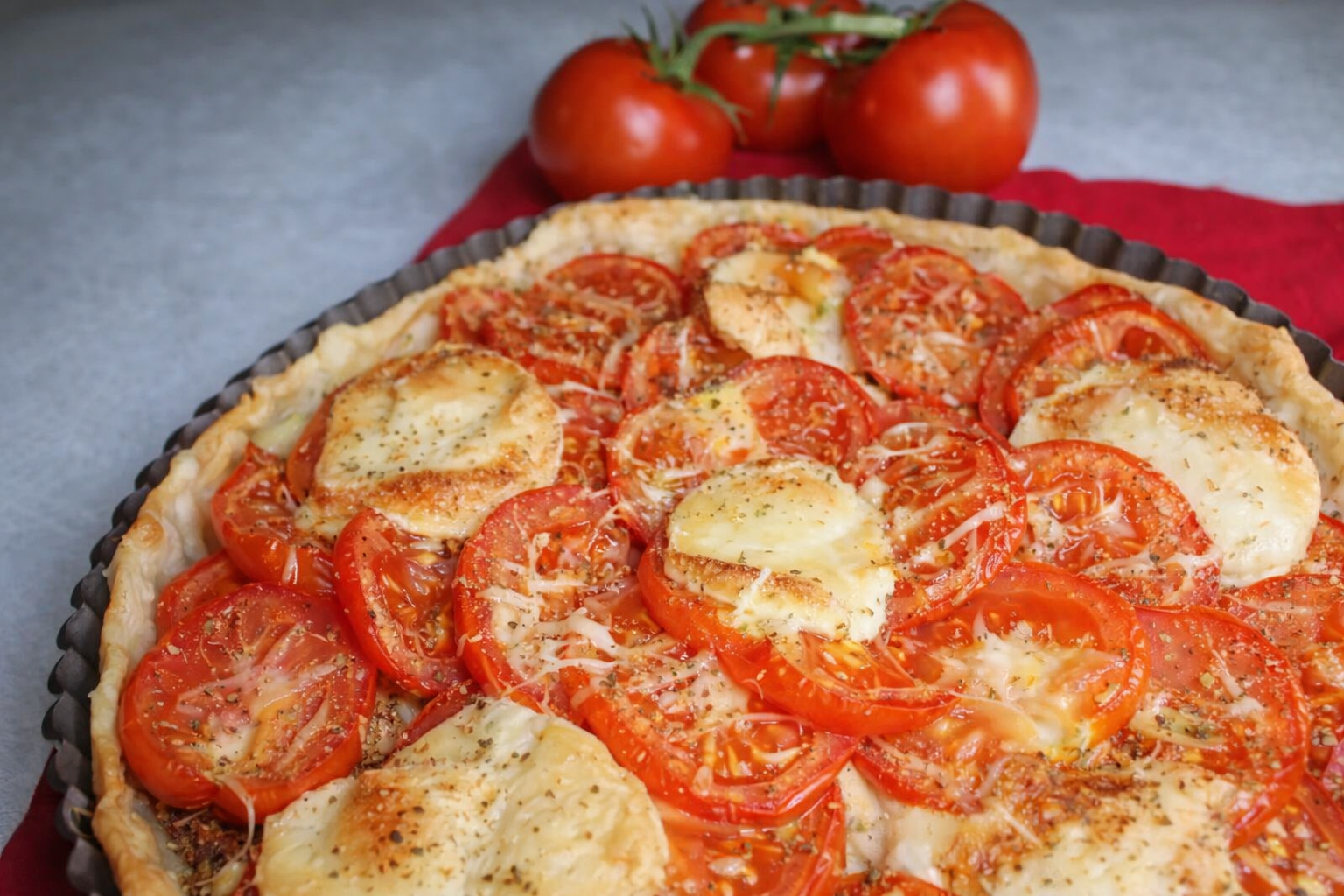 Tarte à la tomate et crottin de chèvre : recette simple, rapide et savoureuse