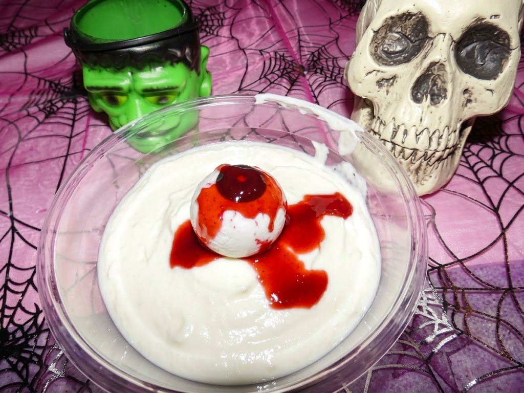 Fromage blanc pour Halloween : l&rsquo;œil ensanglanté