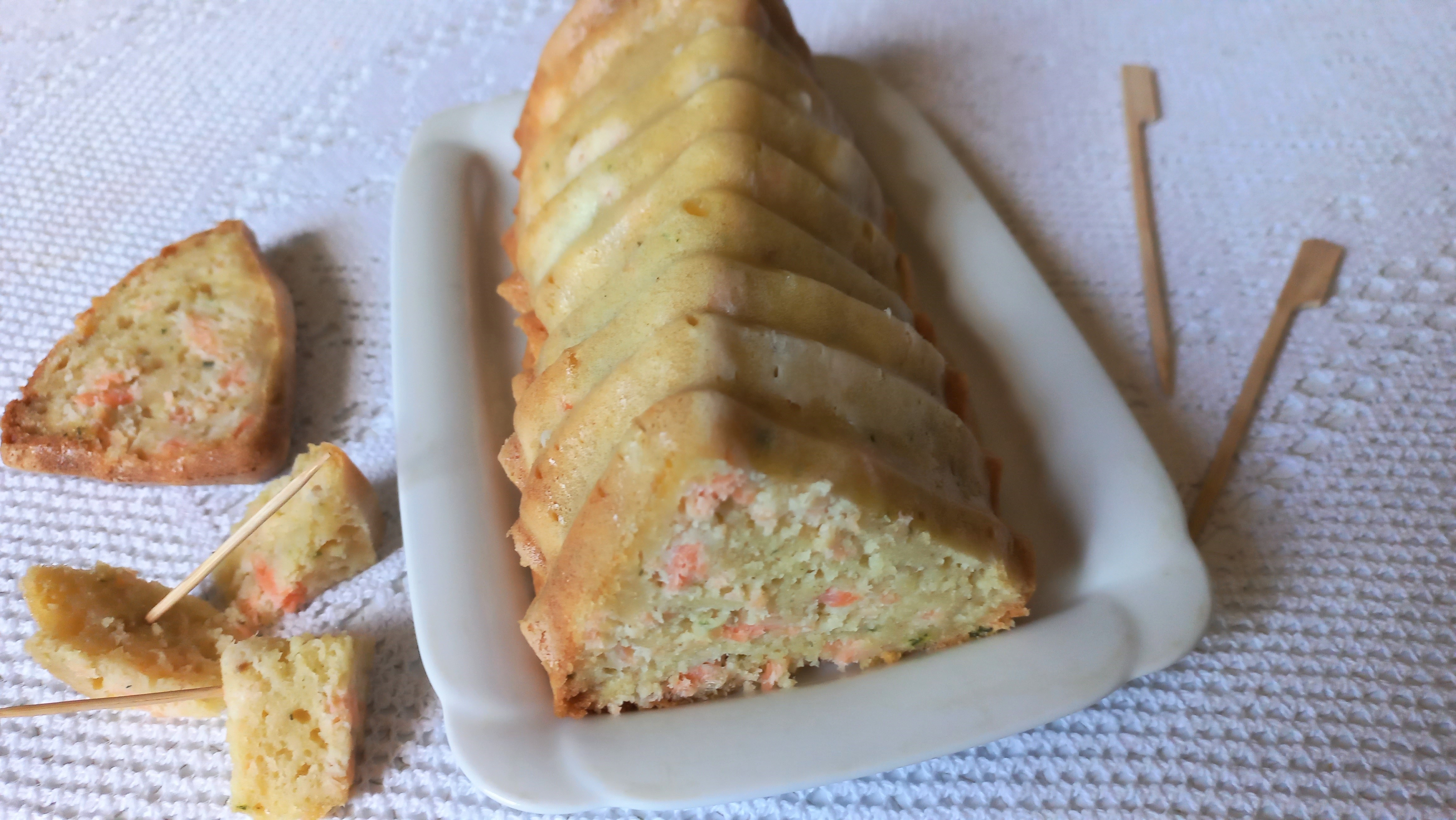 Cake saumon fumé et fromage à l&rsquo;ail et aux fines herbes