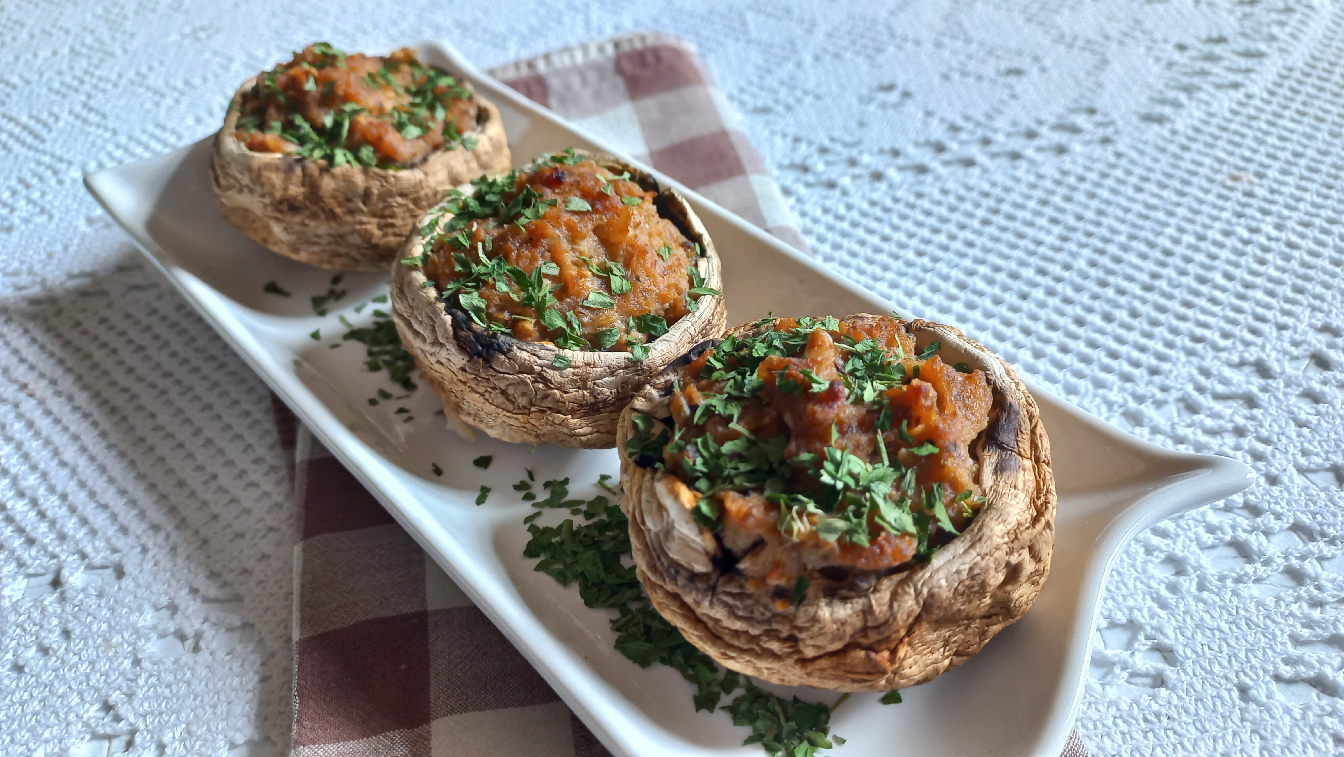 Recette de Champignons farcis à la chair à saucisse – Simple et gourmande