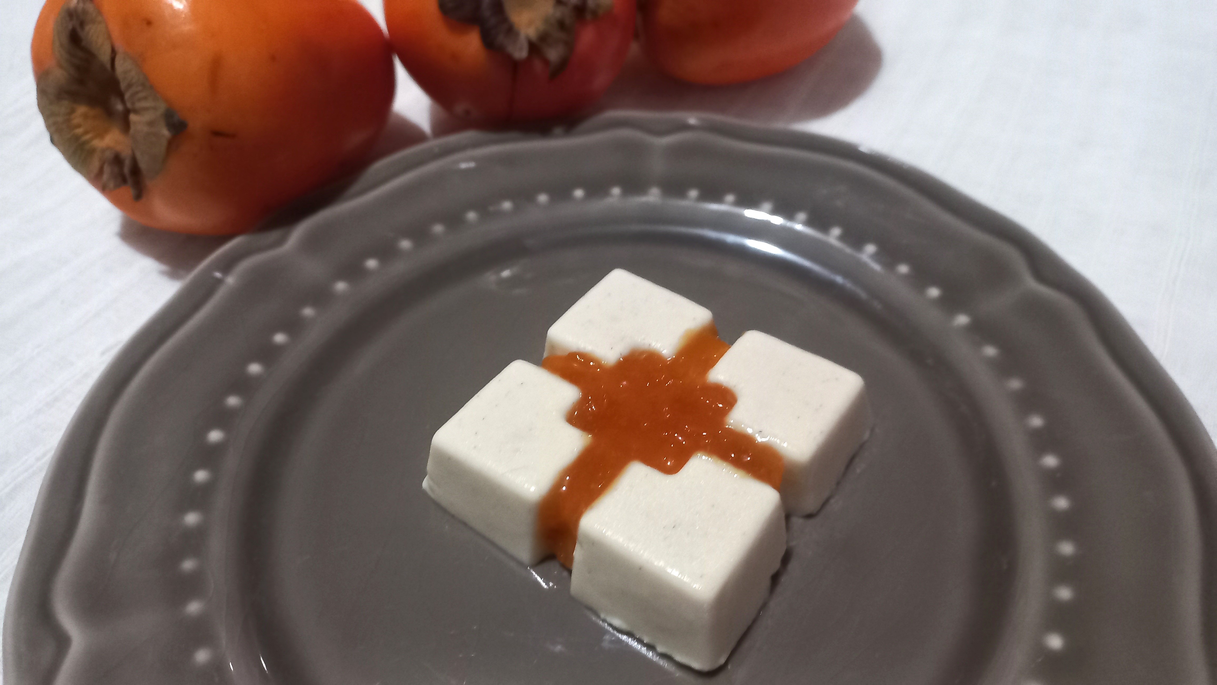 Panna cotta au kaki et chocolat blanc : recette gourmande et facile