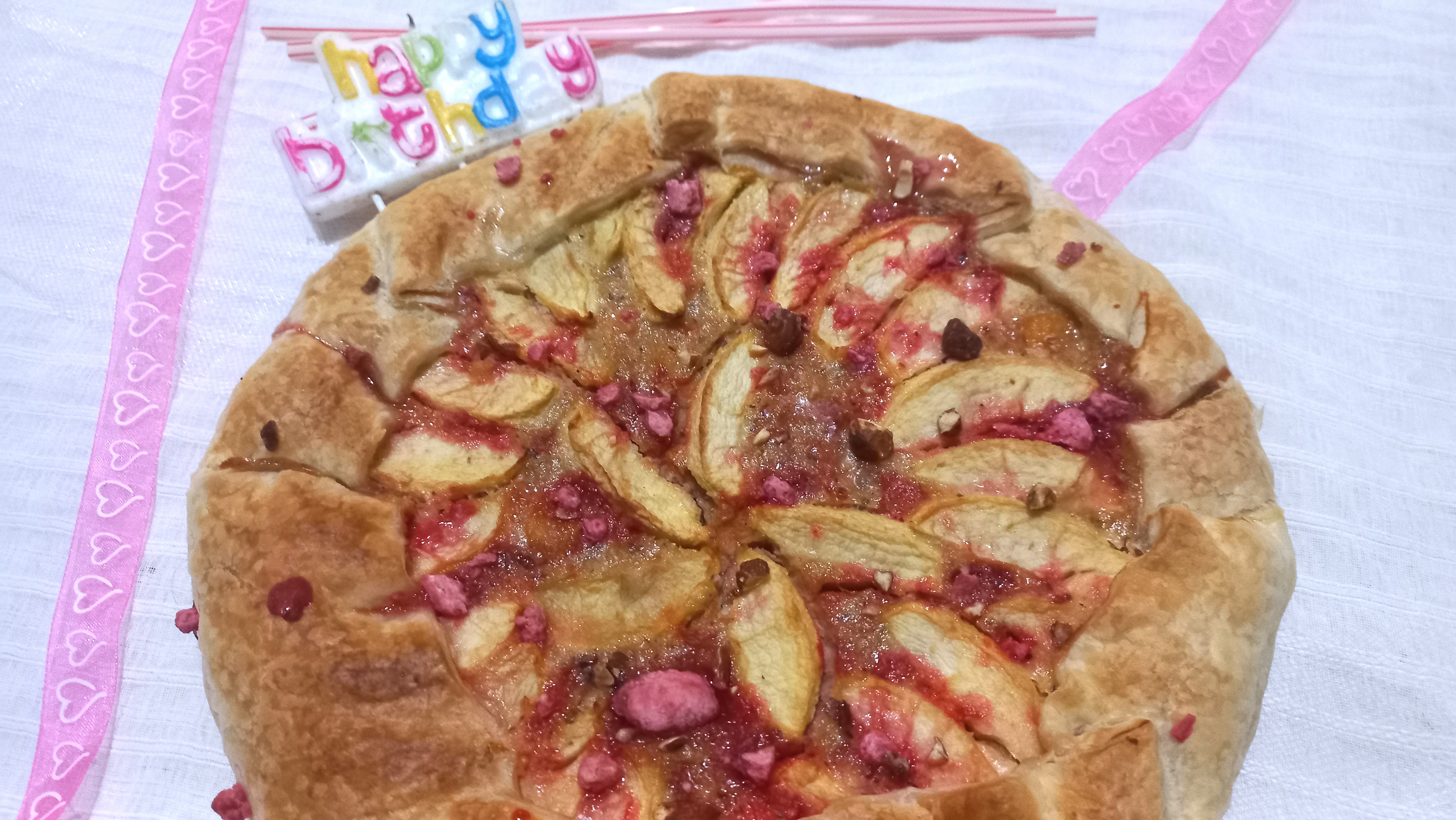 Recette de tarte amandine aux pommes, kaki et pralines roses