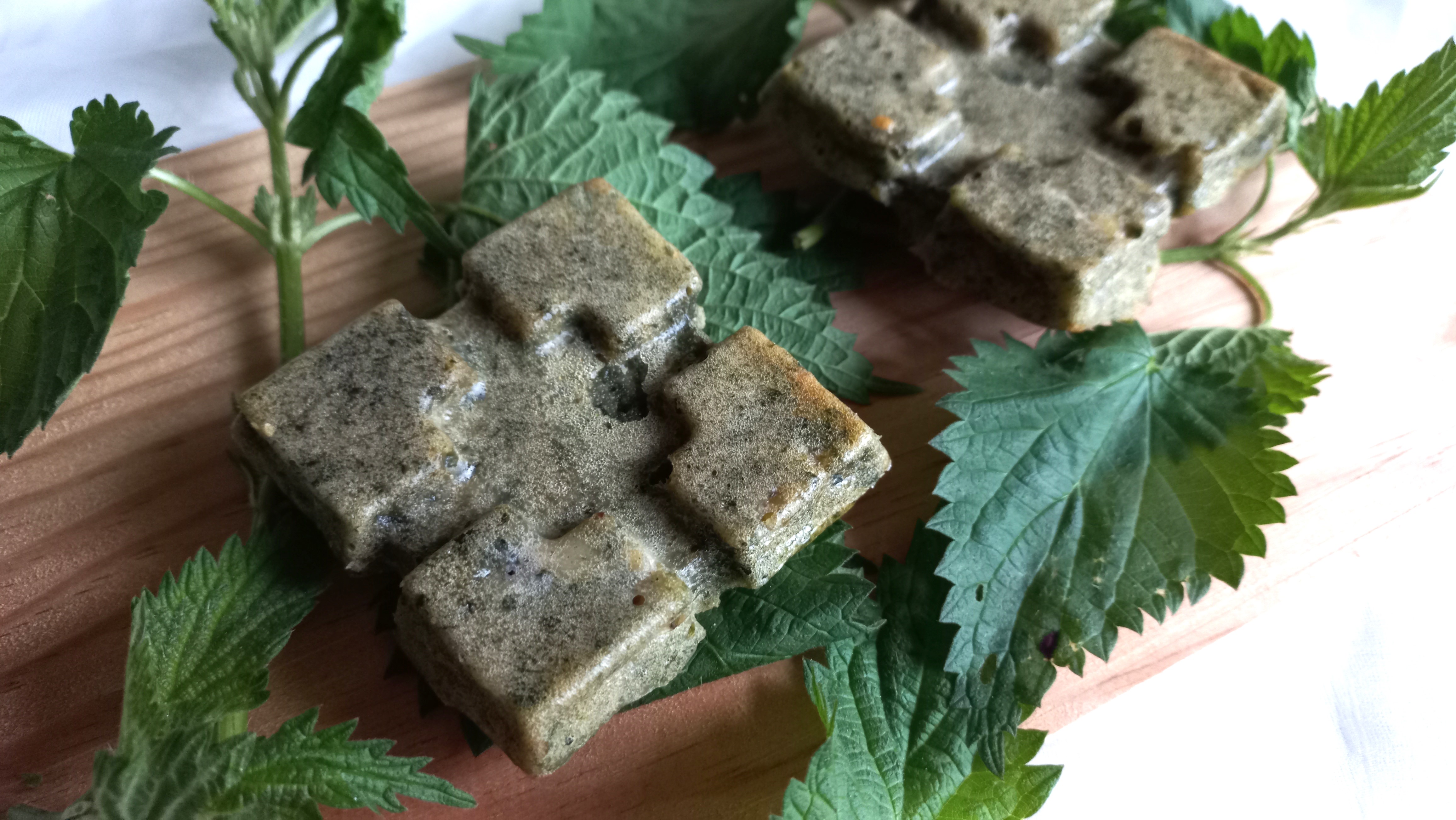 Petits gâteaux salés aux orties et aux lardons