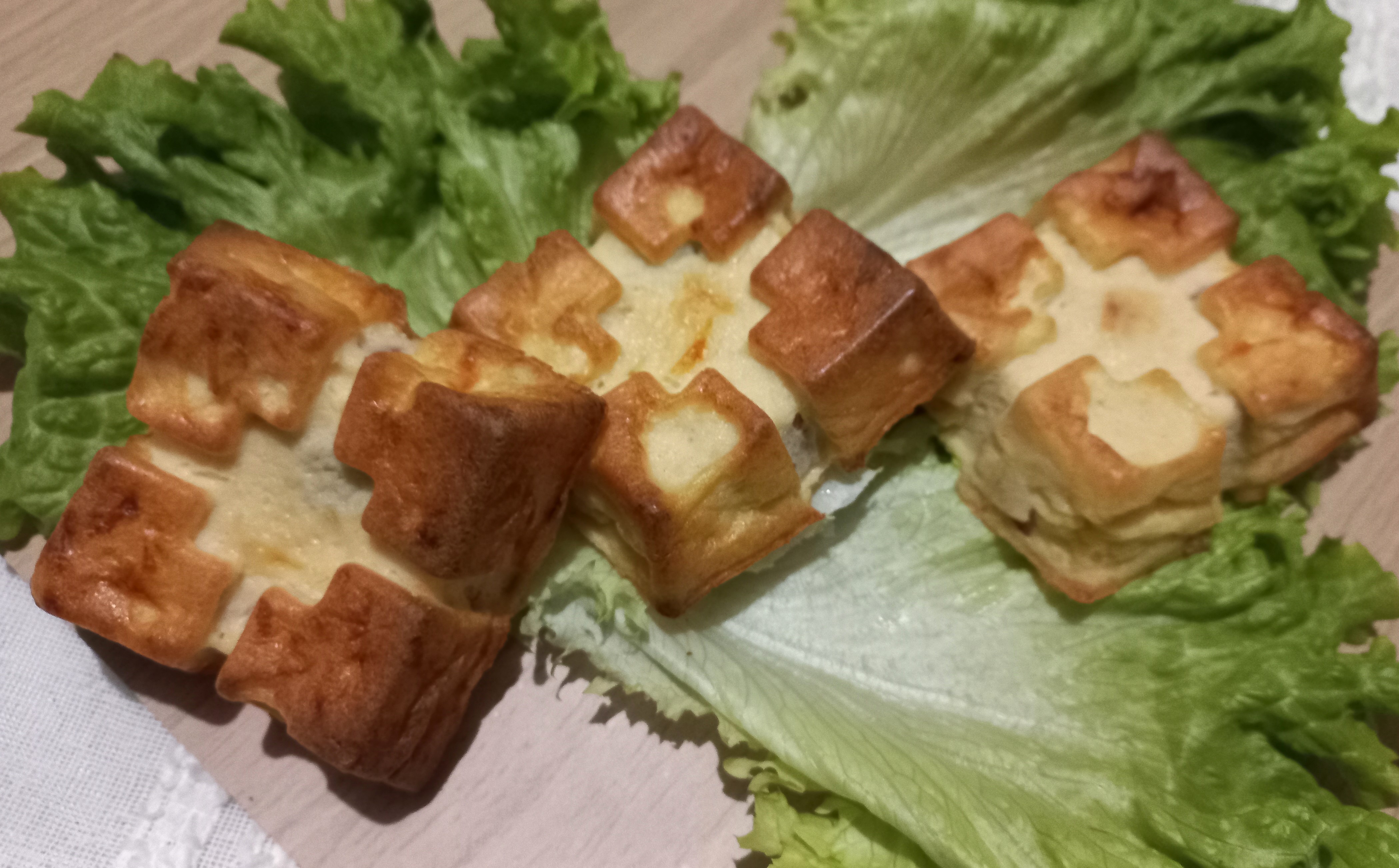 Quiche sans pâte au saucisson, cornichons et raclette