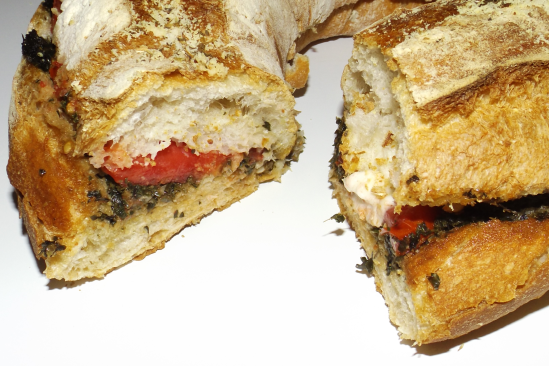 Pain couronne à l’italienne (pesto, tomate et mozzarella)
